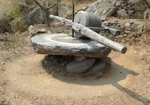  #小贩#被农村人闲置的“石磨石碾”，为何会有小贩去高价收购？