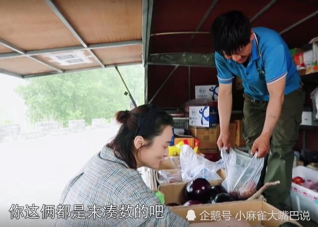 蒋勤勤单独挺大肚买菜，在商贩找了零钱说了 商贩回应：没零钱