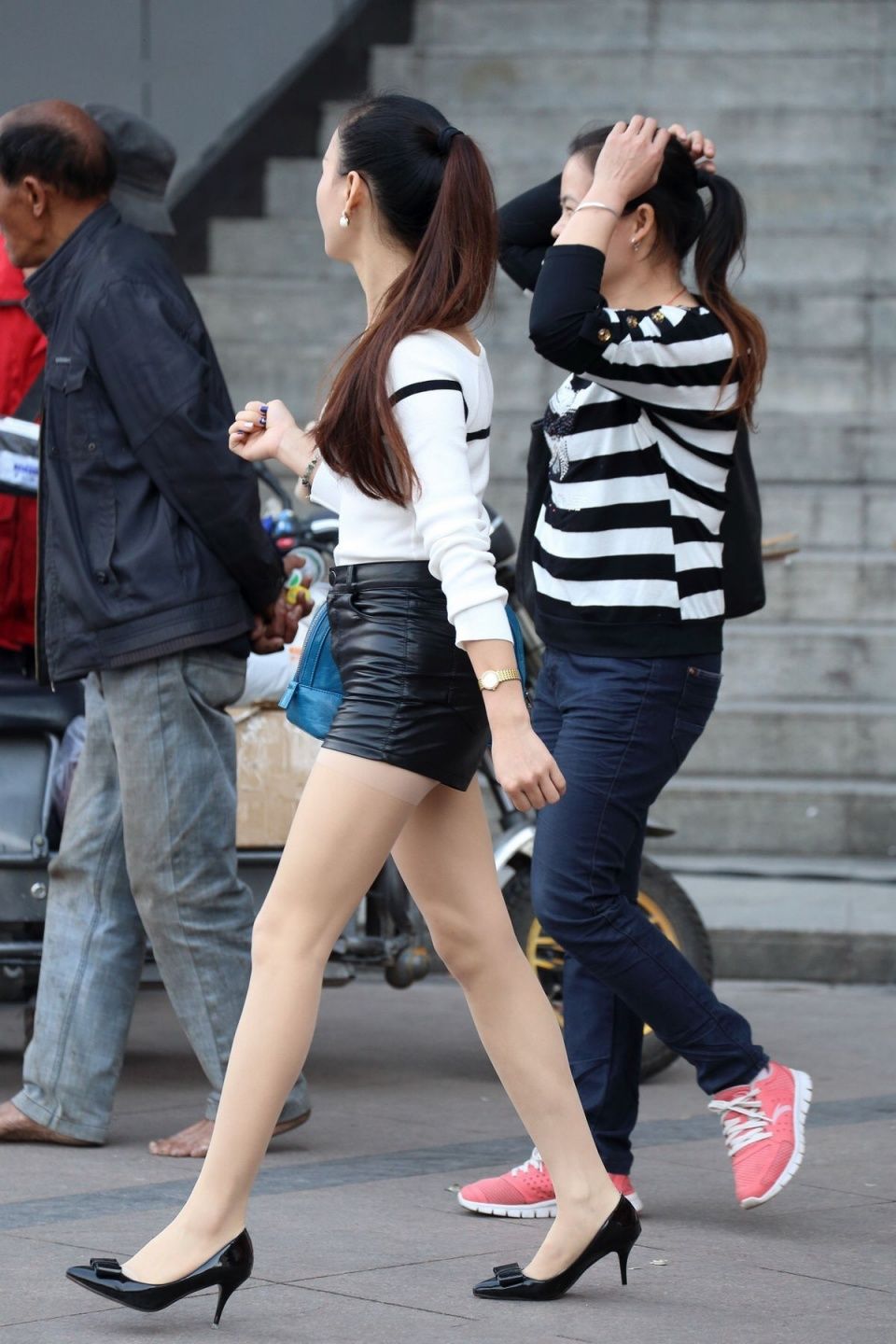 街拍联盟：性感肉丝皮裤高跟美女，永恒不变的诱惑