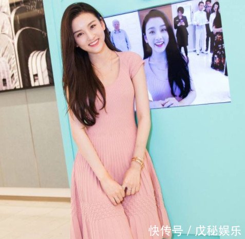 看了鞠婧祎穿修身长裙，再看看宋祖儿，身材干瘦和苗条真不一样