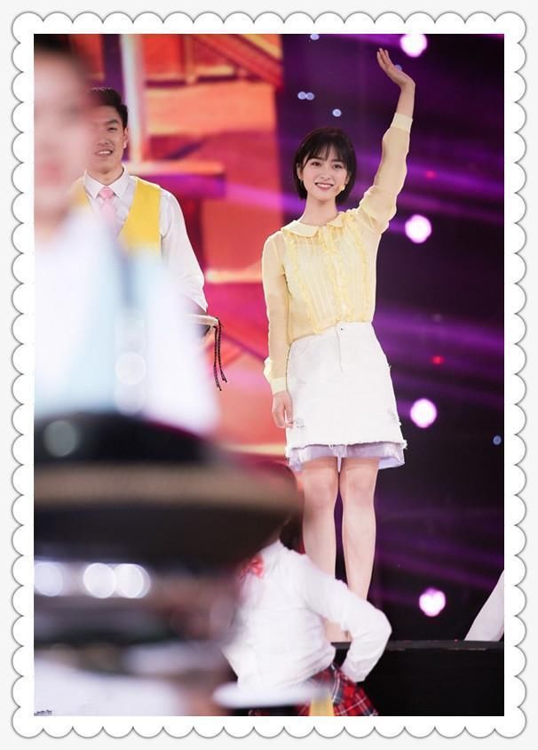 沈梦辰美到犯规!穿白裙比21岁沈月还显嫩,网友:真是便宜海涛了