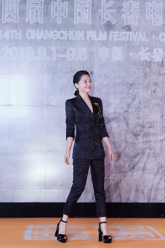 美帅！许晴西装look英姿飒爽