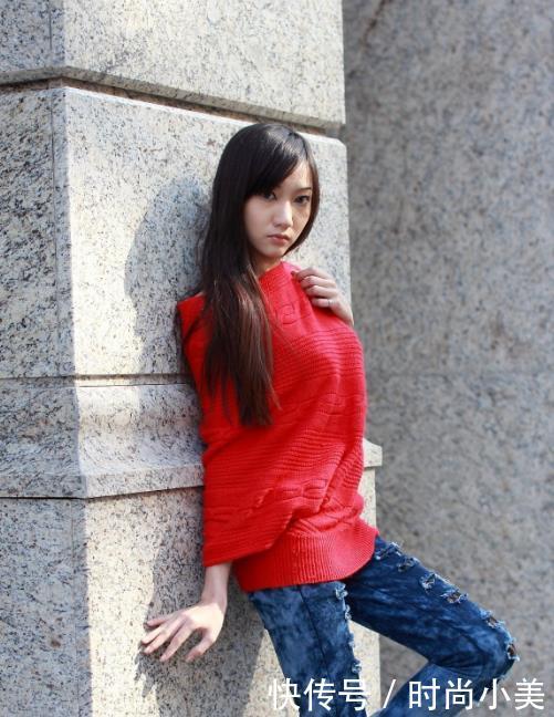 清新时尚的牛仔裤美女，堪比超模气质，回头率十足