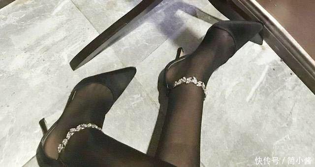 尖头细高跟鞋，走路姿势有气质，看上去有着女王范！