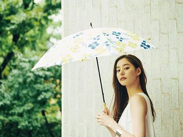 真男人，敢于打太阳伞