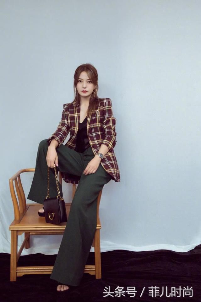 赵薇脚踩10cm高跟鞋，阔腿裤仍拖地，网友：踩到自己就尴尬了！