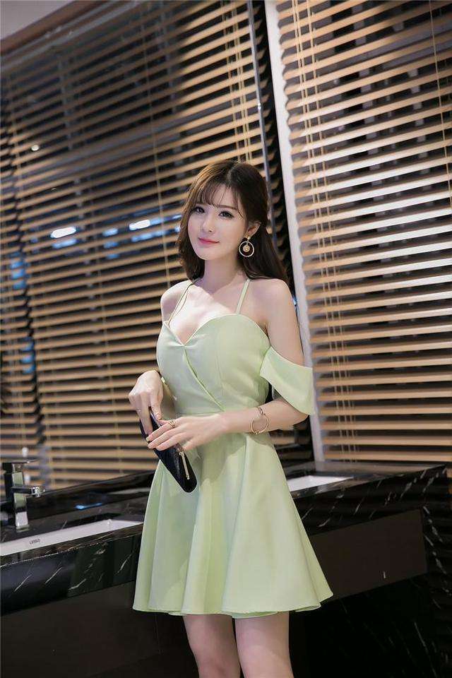 清纯靓丽的小姐姐, 一条连衣裙, 尽显女性独特韵味