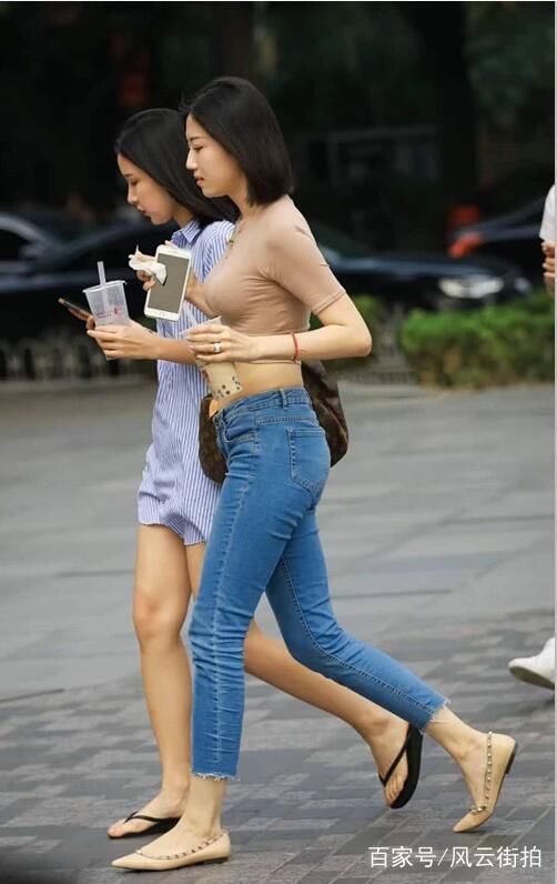 街拍气质小少妇性感抚媚