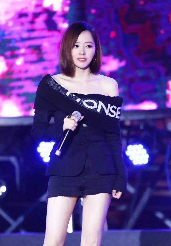 34岁张靓颖剪了个波波头短发颜值飙升，网友:美成18岁!