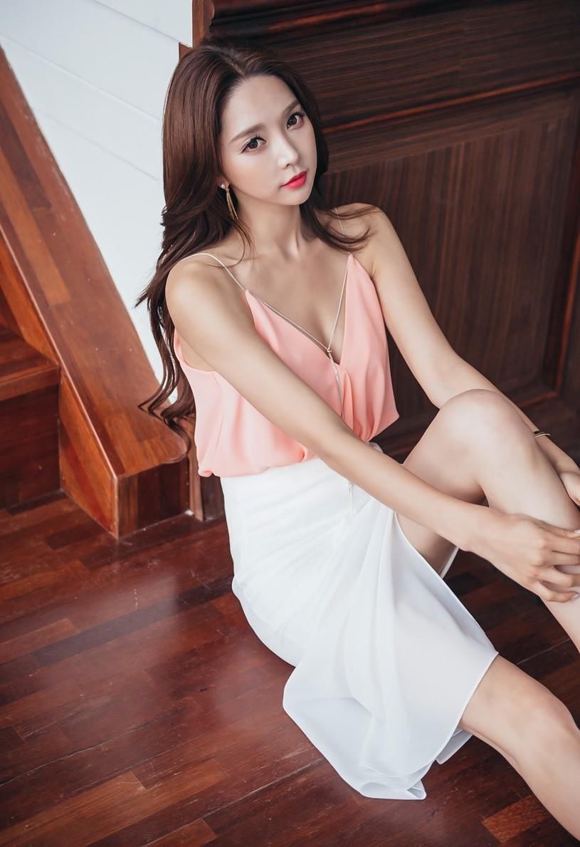 韩国人气美女穿深v吊带配包臀短裙，美腿修长拍性感居家写真！