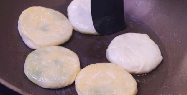  咬一口：宅在家教你做葱油饼, 咬一口酥掉渣, 我家三天两头吃