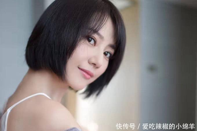 高圆圆换新发型，剪19岁时同款短发，网友：一直都没变过呀！