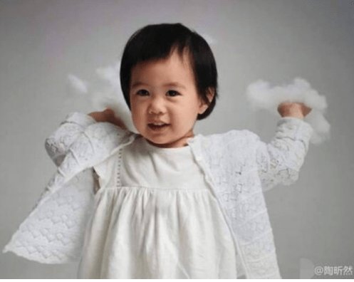 萌爆了!陶昕然女儿正面照曝光 漆黑明亮的大眼