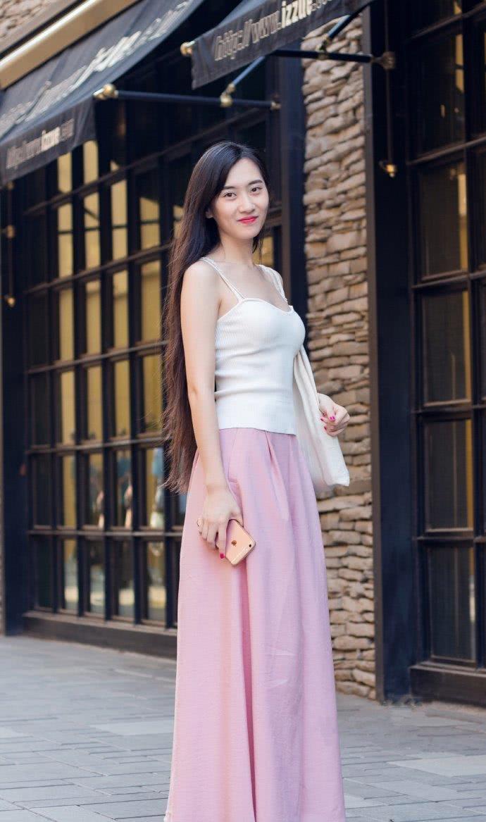 街拍：穿着运动风的性感小姐姐，身材苗条白皙靓丽迷人！