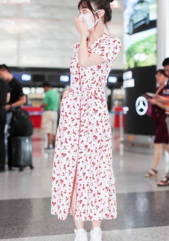 李菲儿高腰裤愣是穿成低腰, 大秀铅笔腰, 不怕走着走着就掉了?