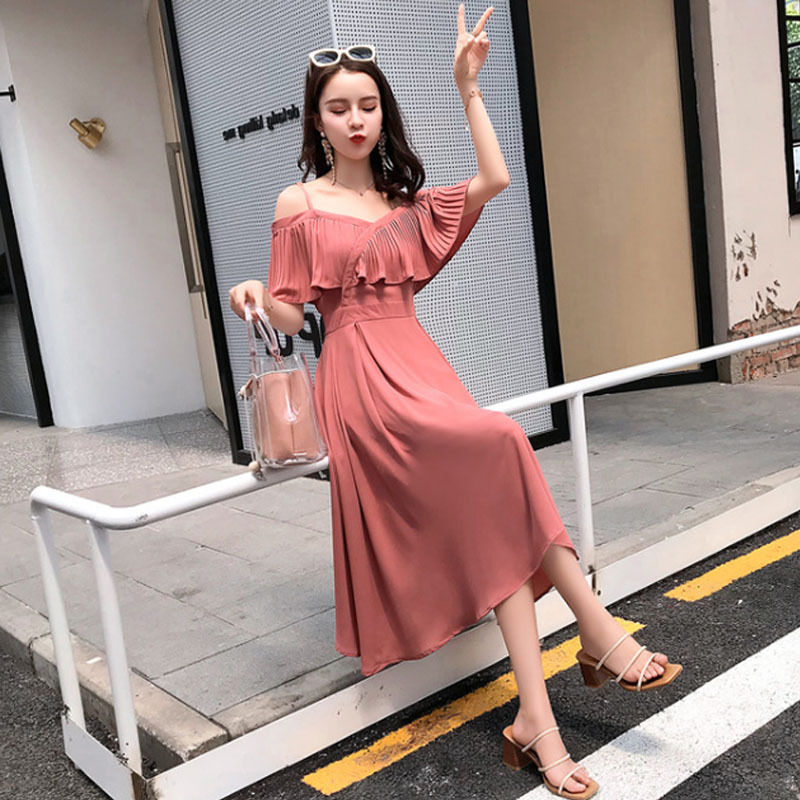 女人别穿的像个“老阿姨”，性感女人味的连衣裙，展现你迷人身型