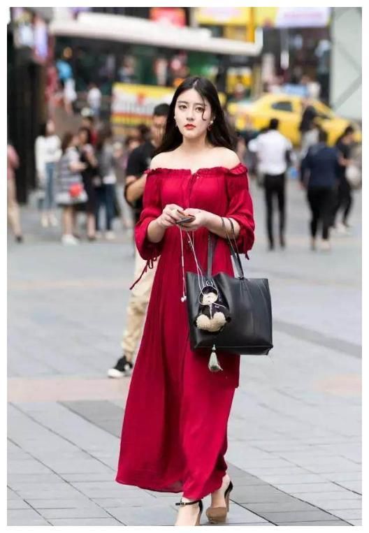 街拍：妩媚白皙的小姐姐，展现满满的青春活力