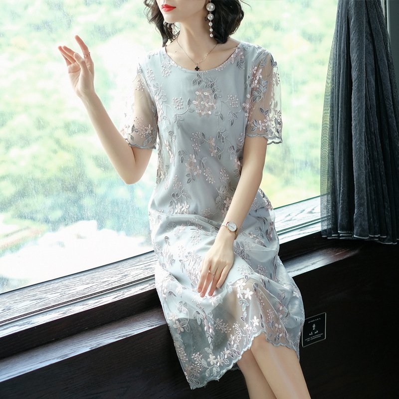 49妈妈真会打扮，穿刚上新套装+A字裙，优雅大方，一点不像中年人