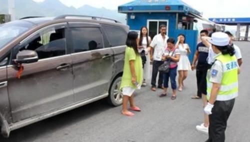  [公交车]为啥公交车“人挤人”都不算超载，而私家车多一个婴儿