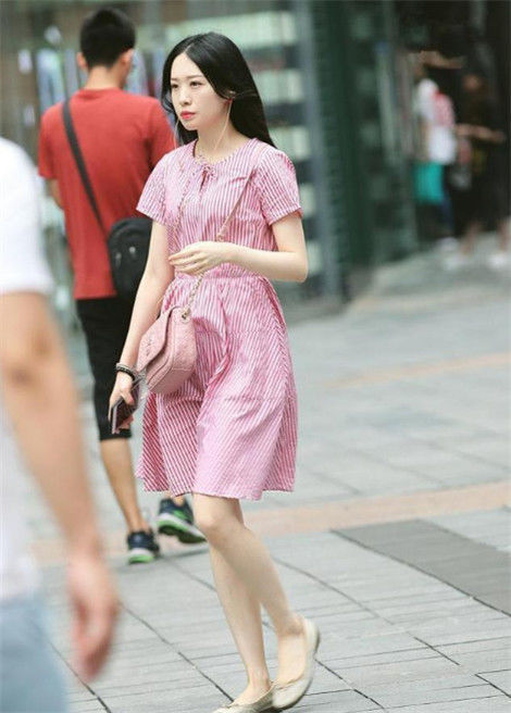 「动人」街拍:一步裙搭配恨天高的小美女,身材真高挑,唯美动人