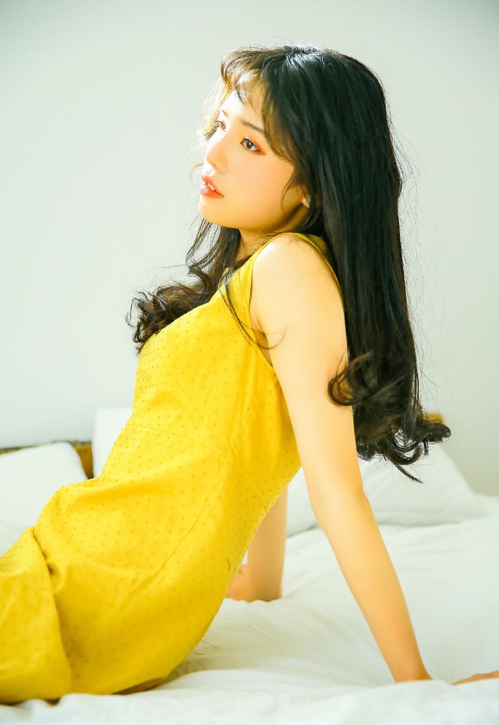 亚洲性感熟女居家床上风情诱惑图片