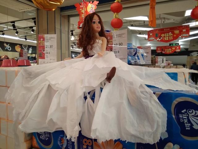 重庆一超市搞促销卫生纸做“婚纱”吸引顾客拍照