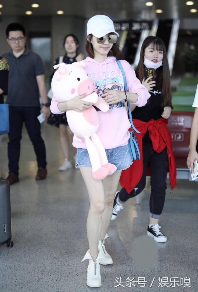 王丽坤鞋子都不会穿了，中筒靴非要弄成板鞋，这腿除了瘦就是瘦！