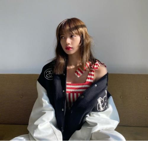  服装的穿搭：Lisa的春季穿搭真是别致！一件白色小短裙，看上去清纯又性感