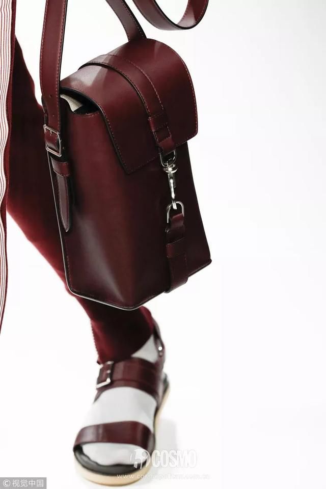 T型台｜艾玛罗伯茨这一身真好看，不过这是去看秀还是去上班？