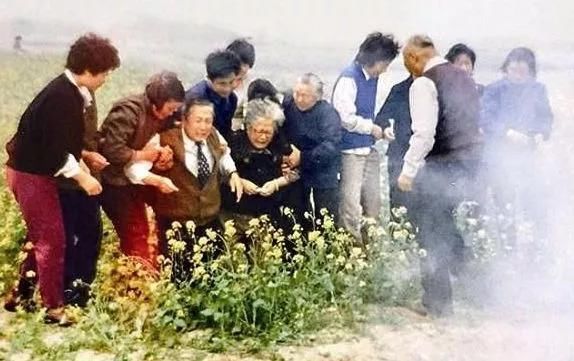 刚刚召开的这个会议再次宣示：祖国必须统一，也必然统一！