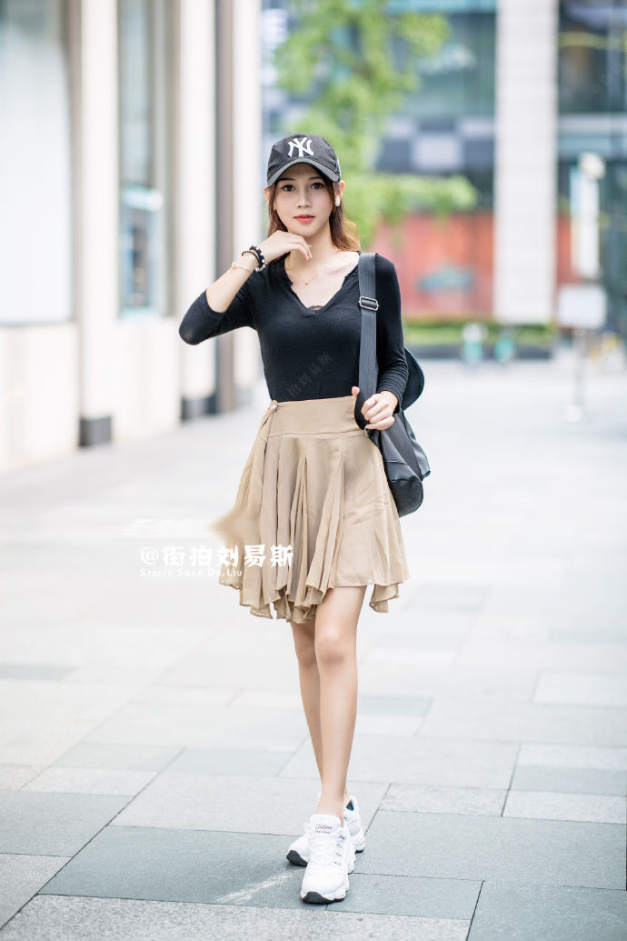 街拍北京:活力亮眼的穿衣搭配，展示出优雅的姿态!