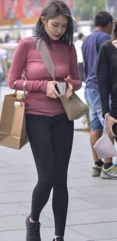 优雅和自信的打底裤简约的设计，让妹子看起来更美丽