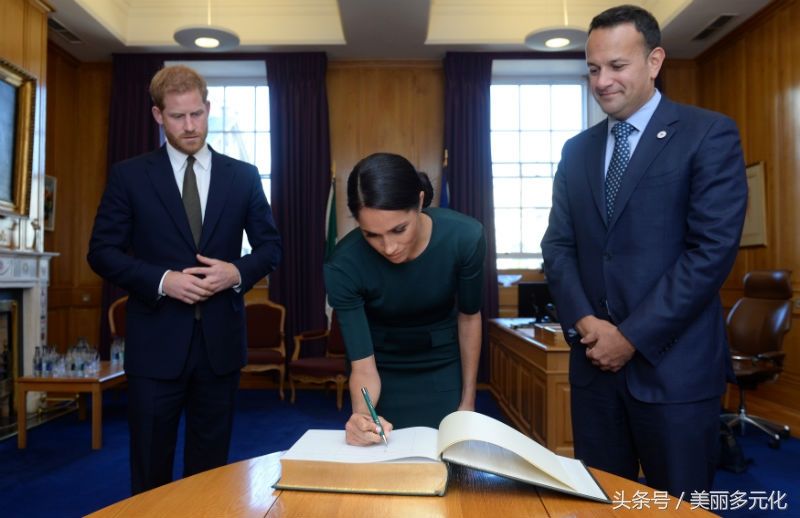 哈里王子夫妇访问爱尔兰，梅根换了2件套装，哪件更好看?