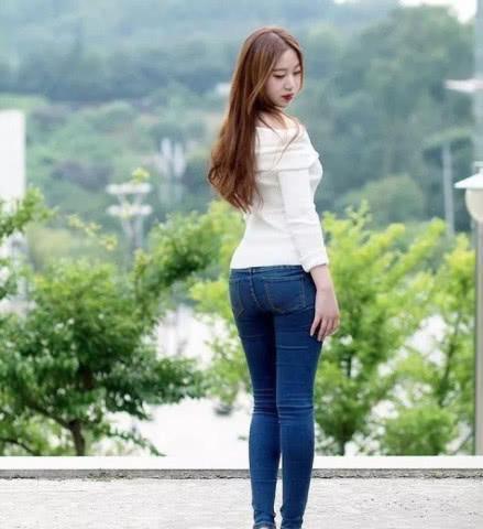 牛仔裤美女穿搭充满时尚魅力，修长的双腿让人心动不已！