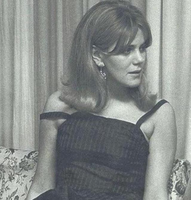 英国王妃难得的性感:戴安娜穿泳衣度假，梅根身材凹凸有致!