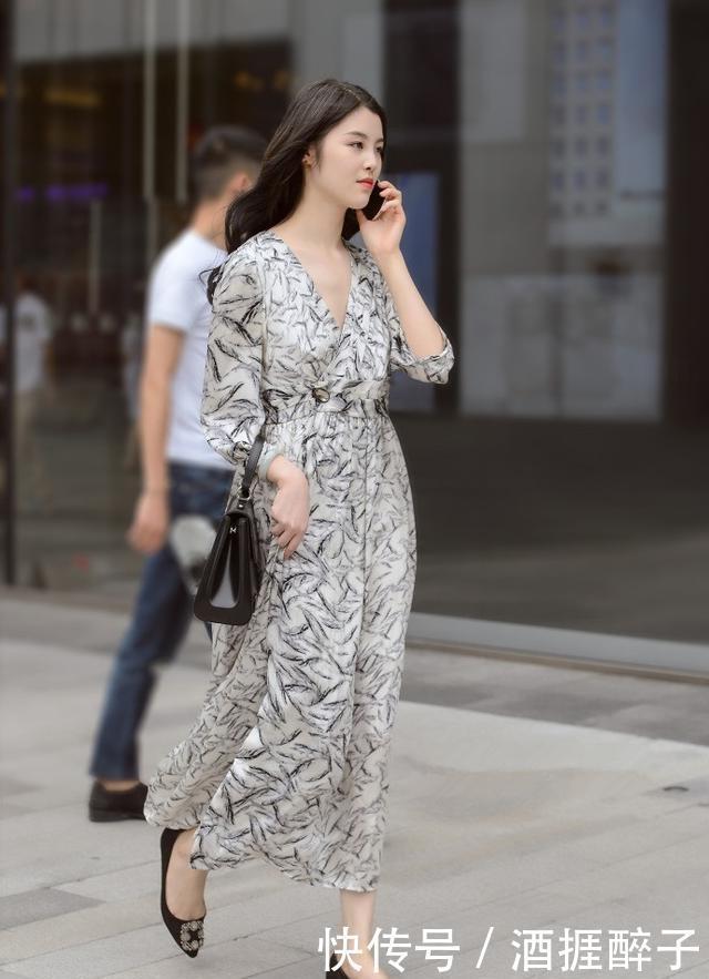  「阳光」街拍气质靓丽的短发美女，搭配紧身牛仔裤，带着阳光般的微笑