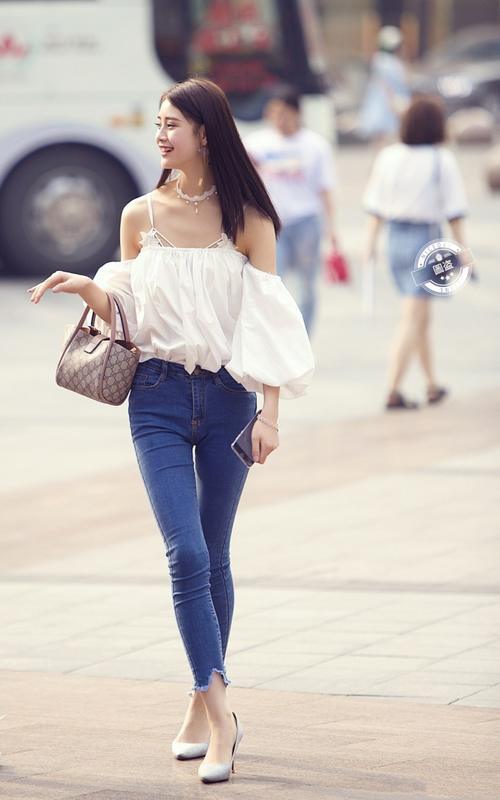 路人街拍，白色吊带搭配紧身牛仔裤的漂亮小姐姐