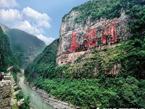 中国最神秘的河流，一到下雨天河水就变成血红色，两岸还都是毒蛇