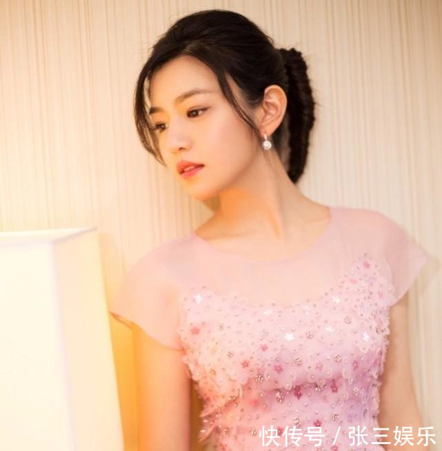 陈妍希现身活动, 裙子短到腿都纽成麻花了, 网友: 简直不能接受!