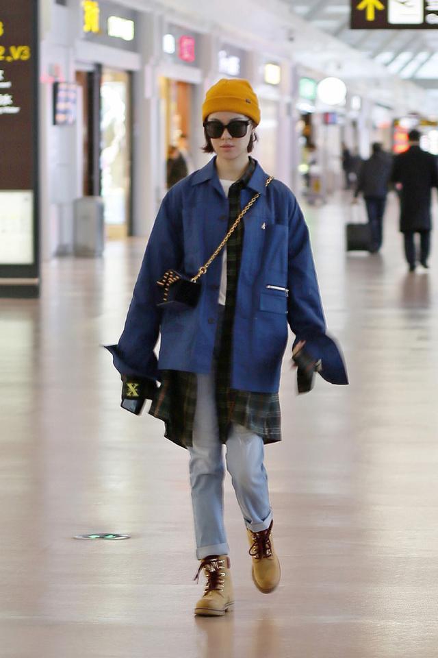 郁可唯抹胸短裙造型惊艳众人，没想到都34岁了，看这腿一点也不像