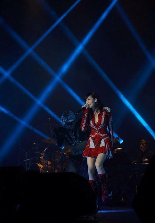 皮肤松弛，面目苍老，周慧敏这是真的老了！网友：不再是冻龄女神