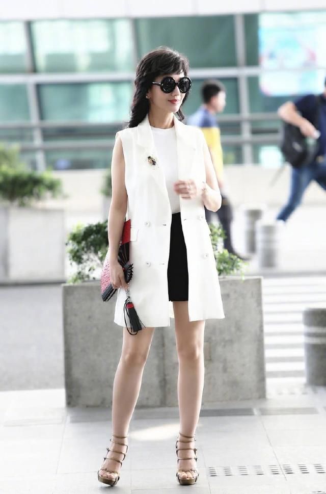 赵雅芝64岁还敢穿包臀裙，也是厉害了，可这腰也勒得太紧了吧?