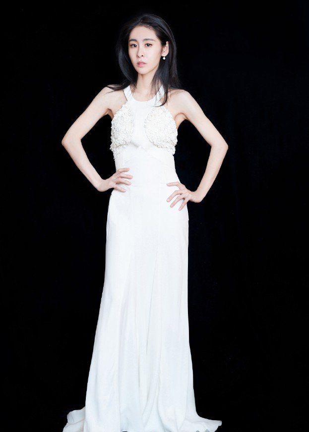 美丽耀眼的张碧晨，穿一身衣裙套装，露出一只手臂看着真是瘦!