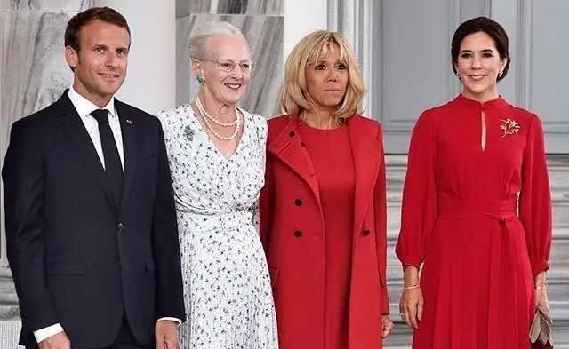  「不服」67岁布丽吉特不服老，一身中国红比美丹麦王妃，这发型月花4万？