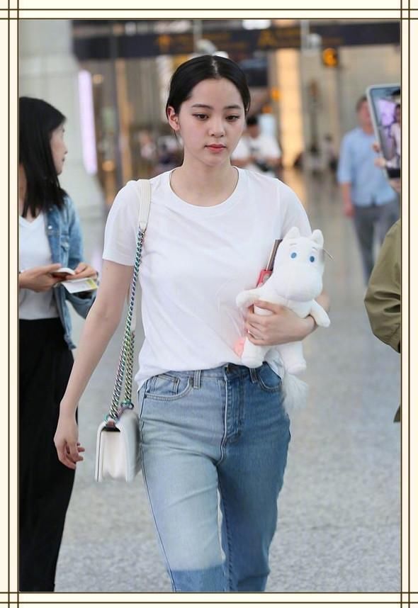 18岁欧阳娜娜竟不敌64岁赵雅芝?网友:气质面前少女感也不过如此