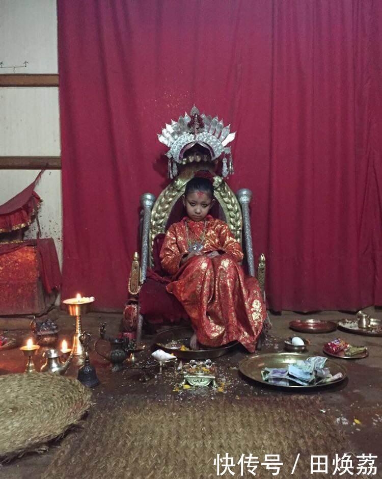 尼泊尔的“活女神”,国王见了都得下跪,必须面无表情,孤独终老