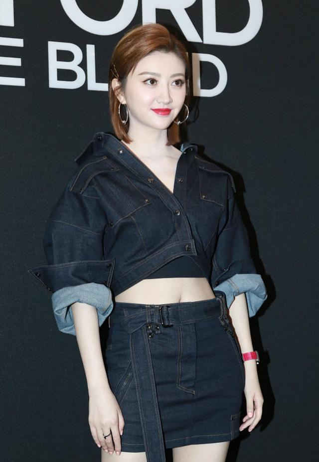 景甜为了美太拼了，牛仔包臀裙炫腹露腿，网友：短发嫩回18岁