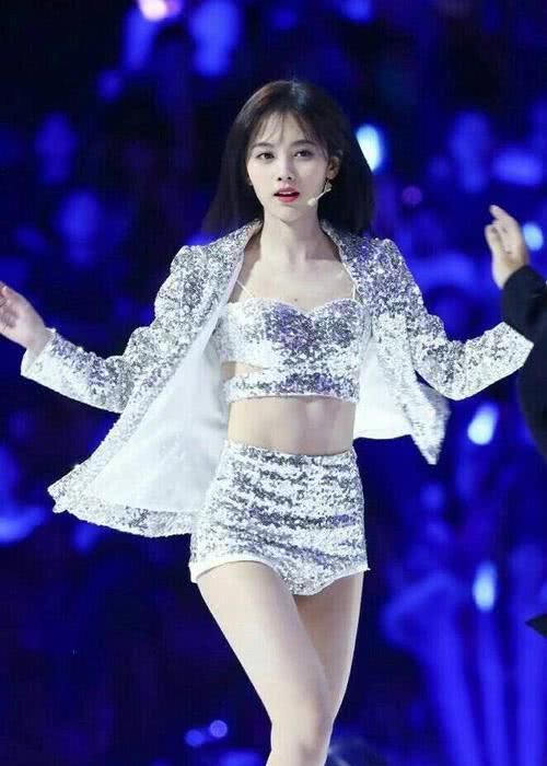  『身材』“四千年一遇美女”被群嘲，鞠婧祎自证有颜值，更有身材