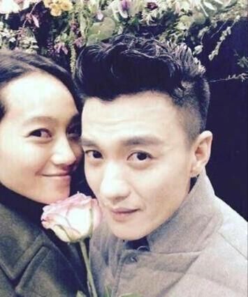 女星疑似坐周一围大腿，被网友狂怼，朱丹晒亲子照粉碎传言