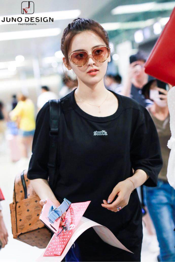 被杨超越的下身失踪刷新三观，裤子短到不能再短，T恤穿成连衣裙